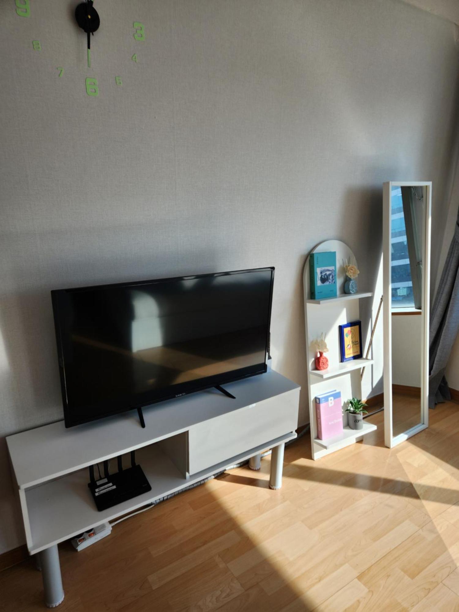 Apartment Hongdae Guesthouse3 1min From Hongik Uni Station Exit #1